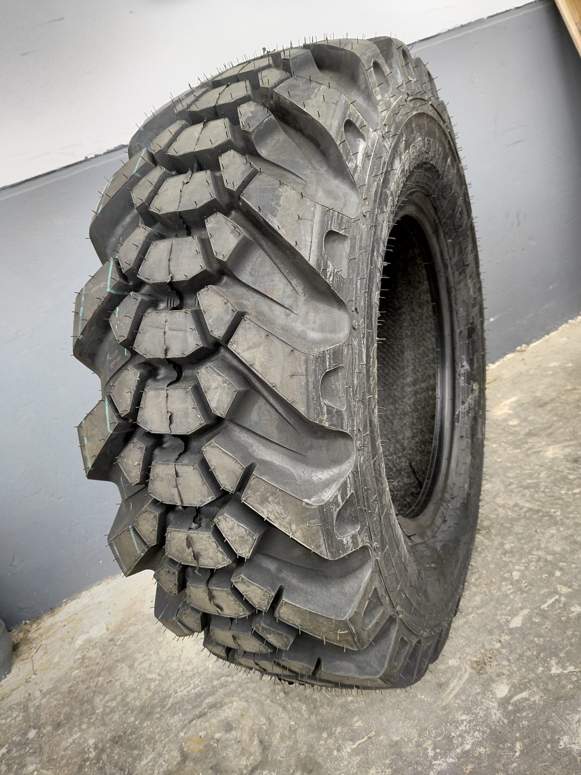 MRF TYRES Musclerok-SLM 405/70-20